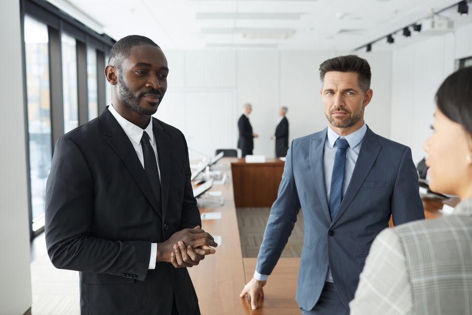 Diversidade nas Empresas — A diverse group of professionals engaged in a business meeting in a modern conference room.
